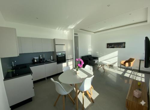 Fabron Apartment | 219 Promenade