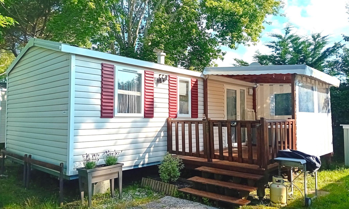 Saint-Jean-de-Monts Cabin | 3 Bed - Sleeps 6 - On-Site Activities - Parking