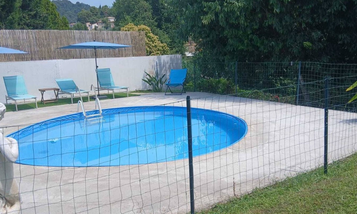Saint-Martin-du-Var Apartment | APARTMENT for 5 people + 1 infant - PRIVATE GARDEN AND POOL; 5 min to amenities, 20 min to the beach