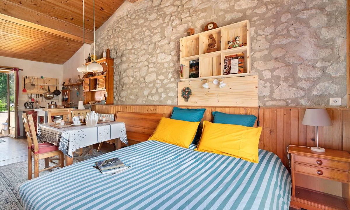 Hounoux Apartment | Apartment 'Studio Dans Terrain De 30he' with Private Pool, Private Terrace and Wi-Fi