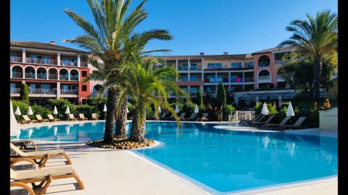 Les Issambres Apartment | Appartement de standing face à la baie de St-Tropez, vue mer, jardin et piscine.