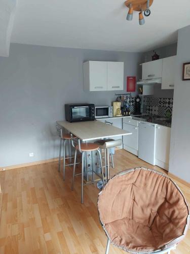 Bazouges-sur-le-Loir Apartment | appartement a l'étage d'une maison avec entrée commune par ma maison comprenant une chambre avec un grand lit , une d'enfant et un clic-clac dans la piece de vie
