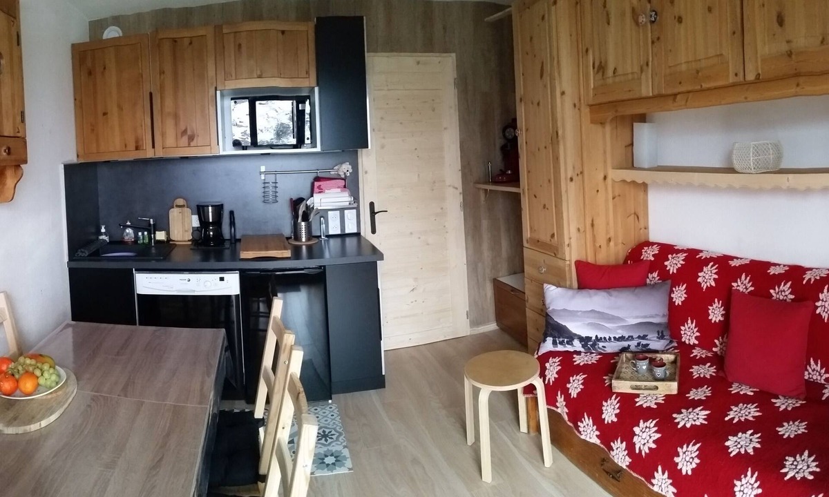 Les Menuires Apartment | Appt esprit montagne calme vue dégagée PKG 4pers terrasse Skis aux pieds.3*d'or