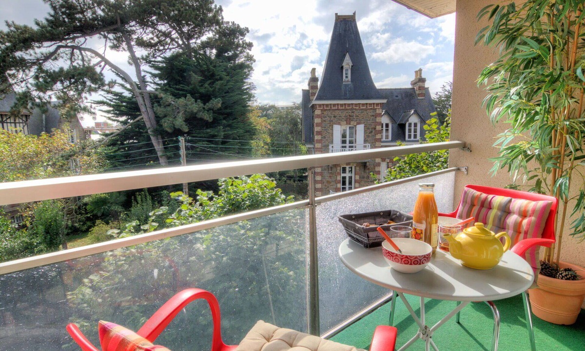 Dinard Apartment | Beautiful apartment for 2 people with WIFI, TV, balcony and pets allowed