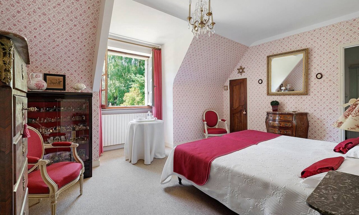 Saint-Ideuc Bed & Breakfast | Bed and Breakfast 'Chambre La Suite Rose Et Vieille Or' with Shared Garden and Wi-Fi