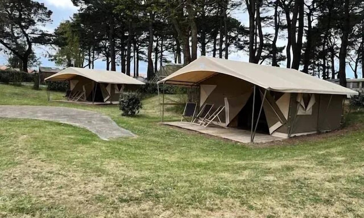 Paimboeuf RV Rental | Canvas tent - 20m² - 3 bedrooms - with electricity + covered terrace 6 people
