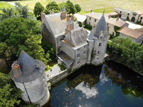 Saint-Hilaire-de-Loulay Bed & Breakfast | Château de la Preuille Bed & Breakfast