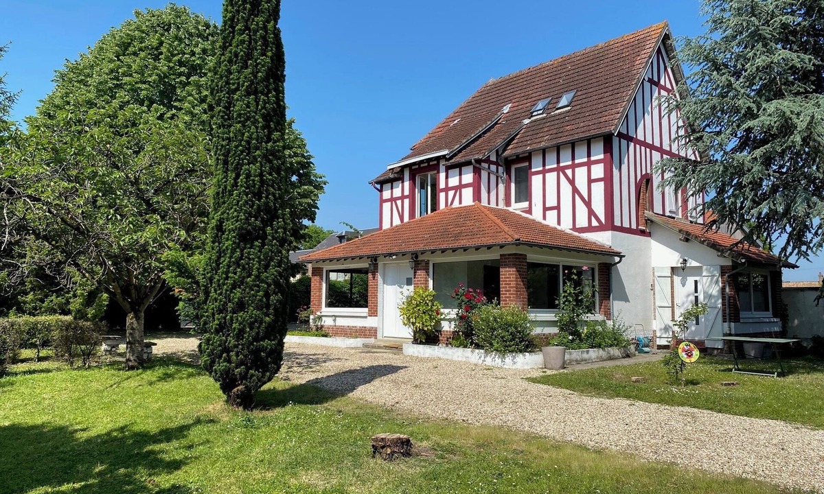 Poses House | Charming 3-bedroom house for rent in the lovely village of Poses—on the banks of the Seine
