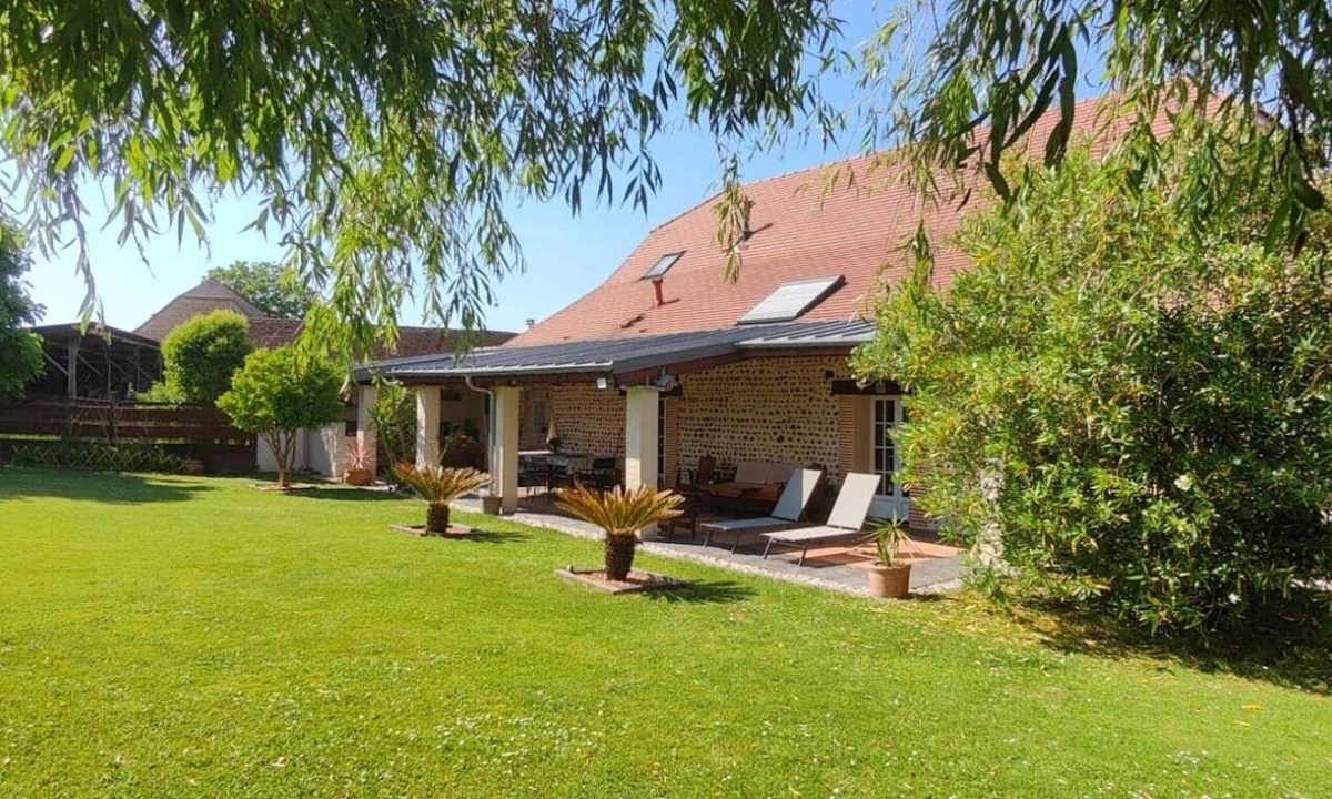 Uzan House | Charming Air-Conditioned House –Pyrenees Views, Tennis & Large Garden (Sleeps 8)