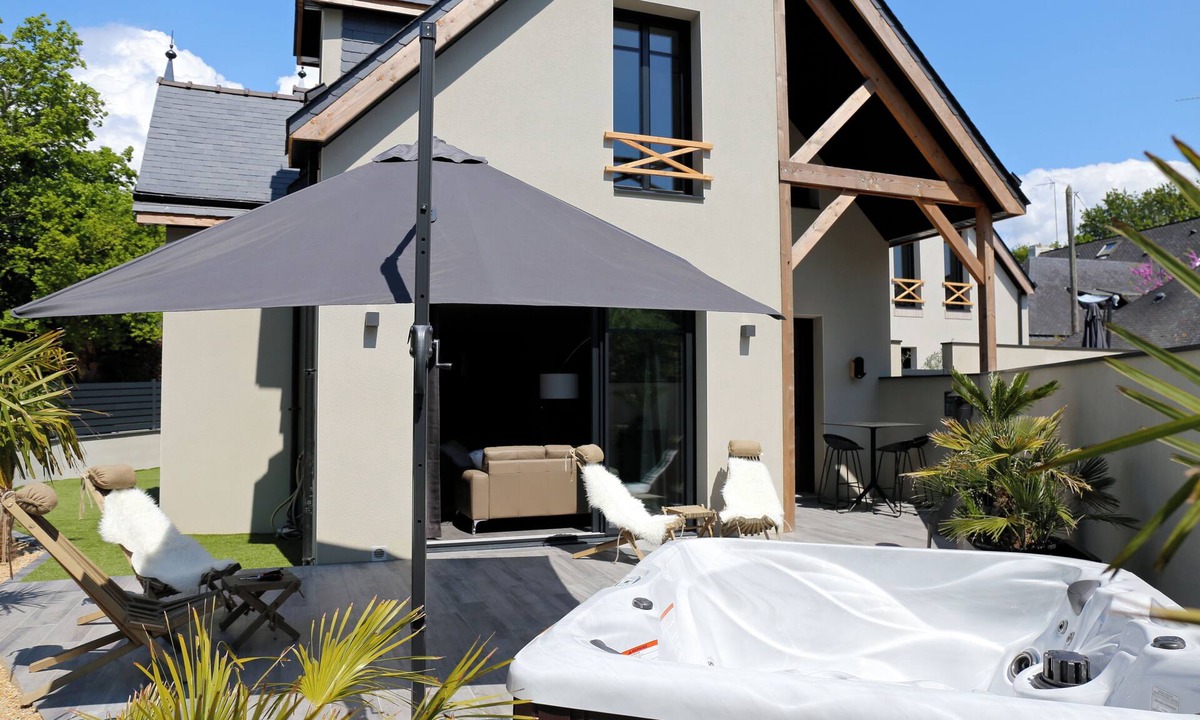 Arradon House | Charming house 400m from the sea and shops - Private garden and Jacuzzi