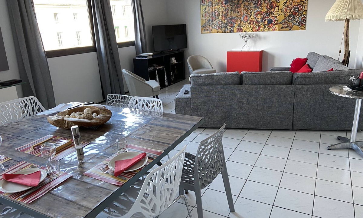 Nimes City Centre Condo | Condominium housing. Park near city center