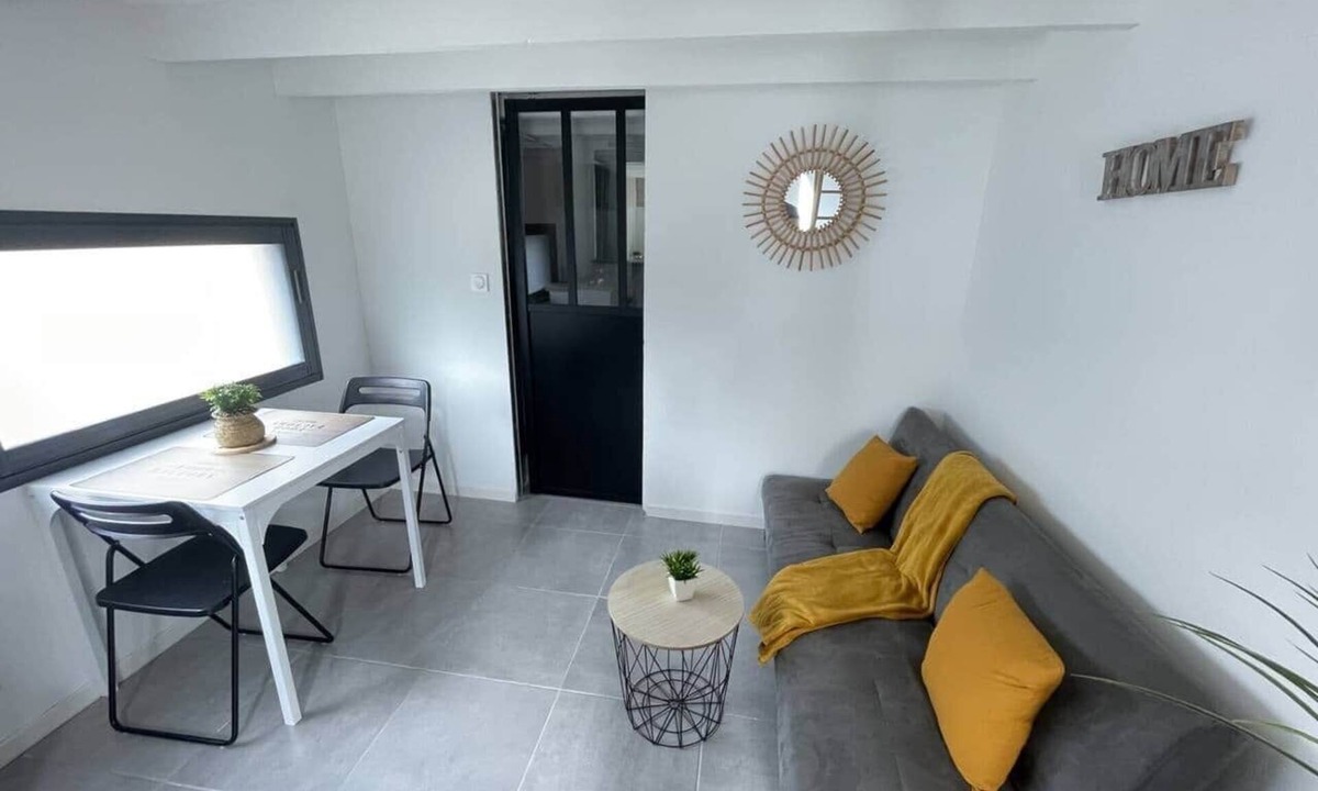Challans Apartment | Cosy downtown studio - ideal location