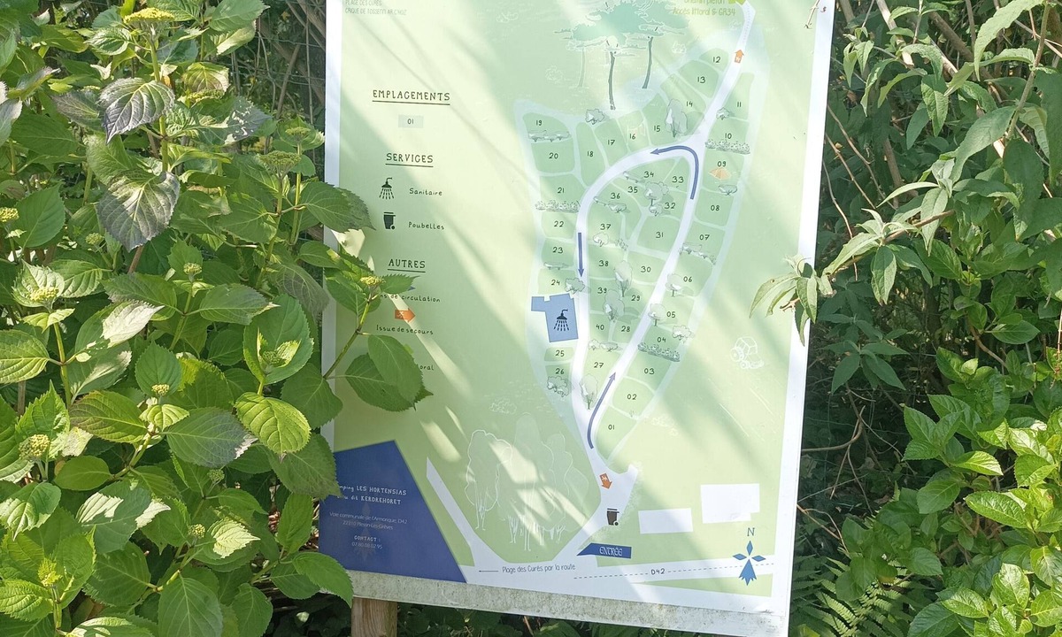 Plestin-les-Greves RV Rental | Emplacement nu sur Petit Camping Familial en Pleine Nature Près des Plages