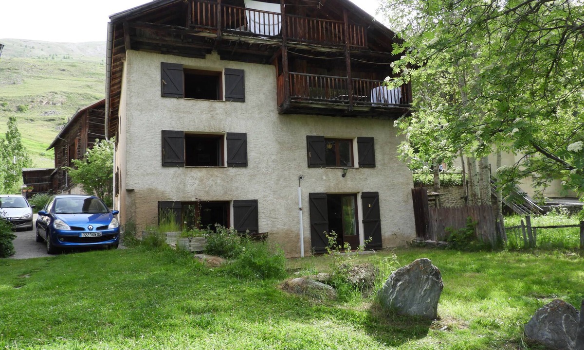 Molines-en-Queyras Apartment | Family studio facing the forest at the start of hiking and cross-country skiing trails