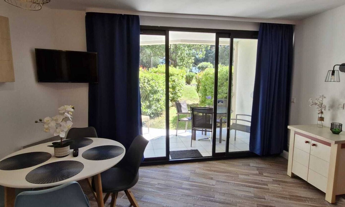 La Croix des Gardes Apartment | Garden apartment in luxury residence with swimming pool near beach