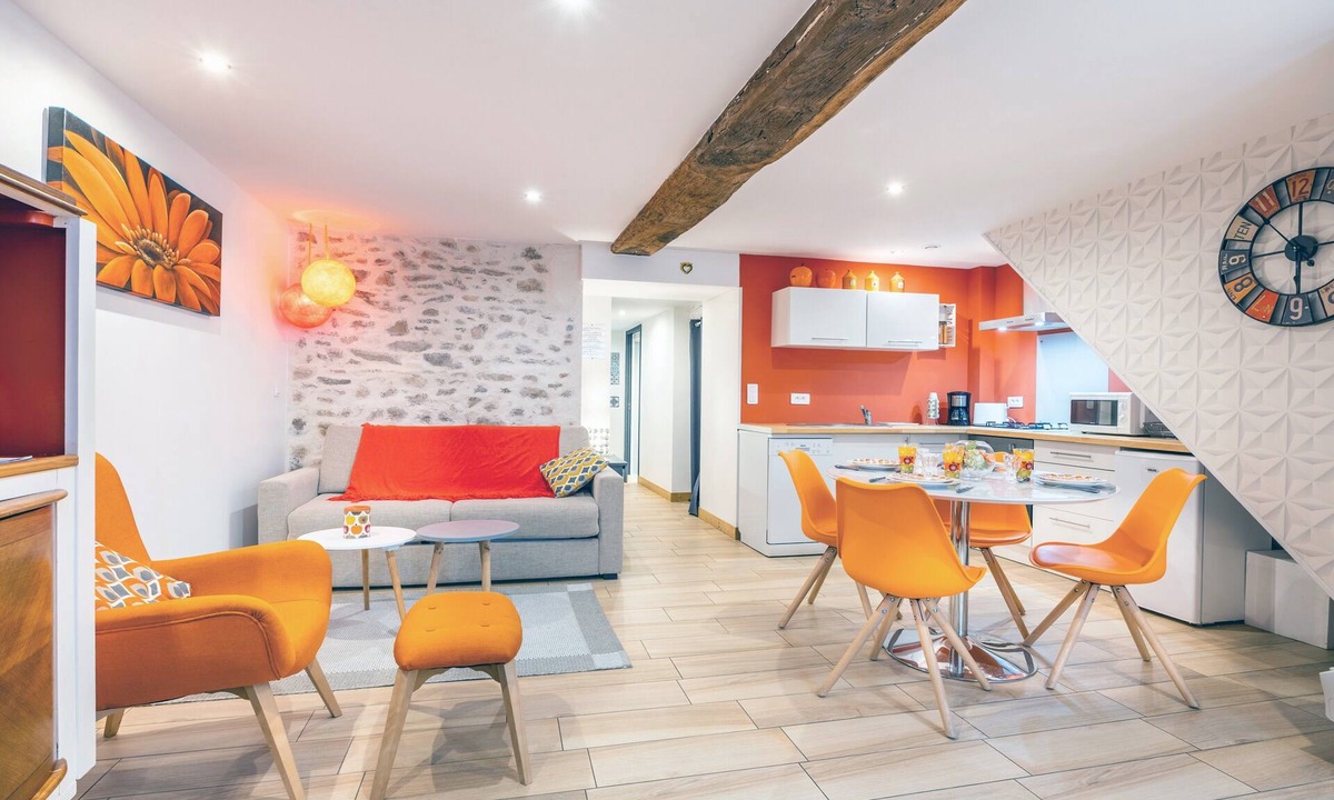 Les Epesses House | Holiday Home 'Les Glycines 1' with Private Terrace, Balcony and Wi-Fi
