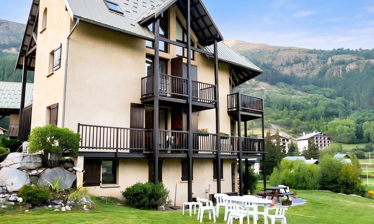 Monetier-les-Bains Apartment | Homerez - Apt. mt. view Le Monêtier-les-Bains
