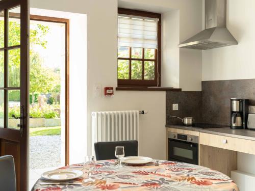 Crepon Apartment | Junior Suite Triple PMR Résidentielle avec cuisine au Manoir de Mathan à Crépon 5mn d'Arromanches et 10 mn de Bayeux