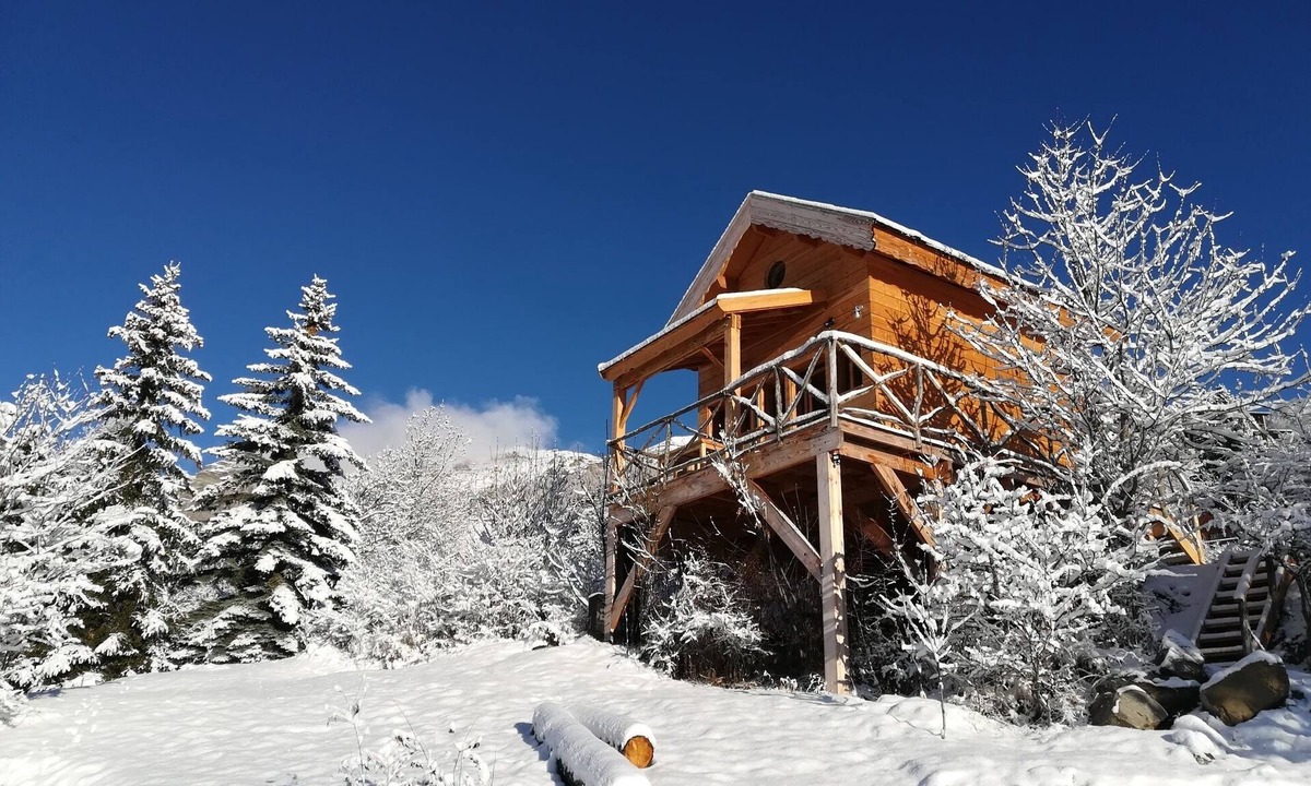 Saint-Michel-de-Chaillol Ski Chalet | La Cabane du Sauteriau Cabin-style chalet on stilts Exceptional view