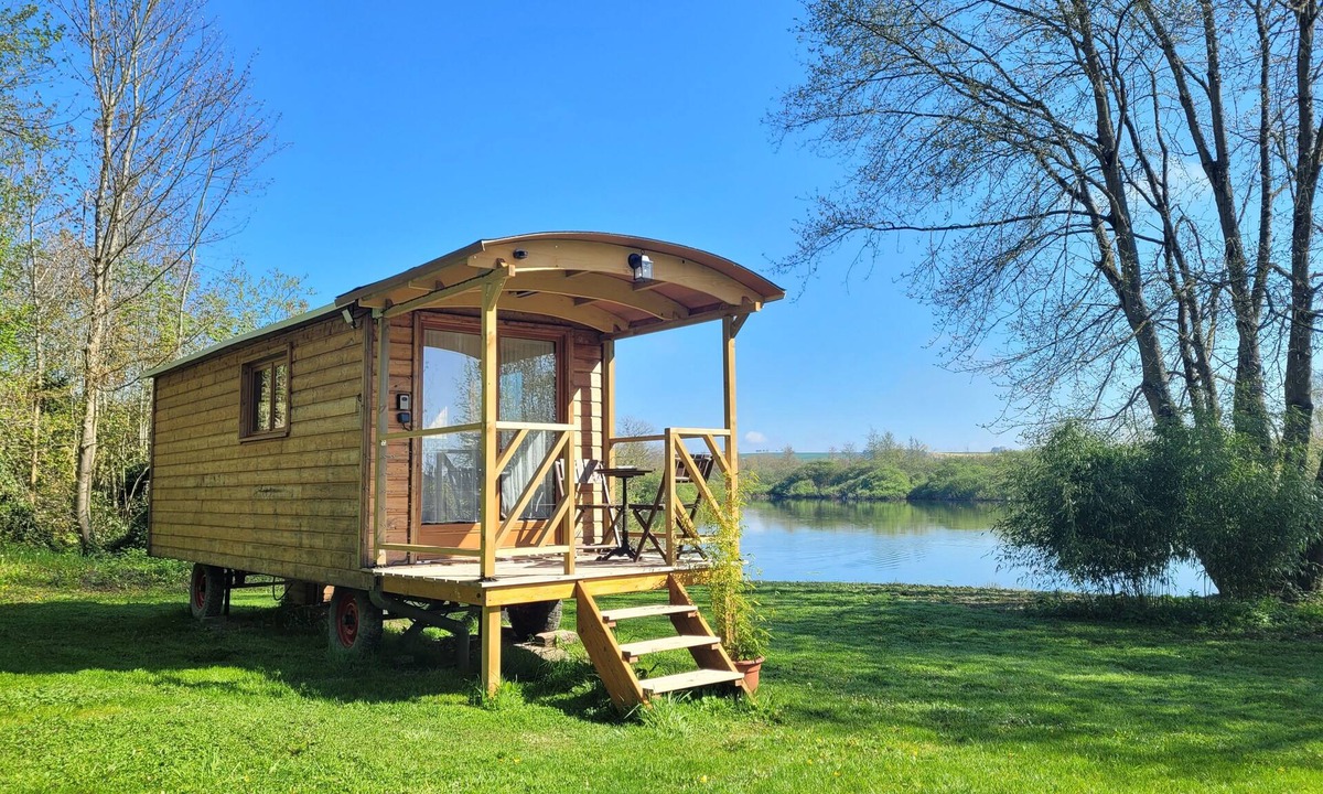 Eclusier-Vaux House | La Roulotte du Marais, nestled in a quiet orchard on the banks of the river