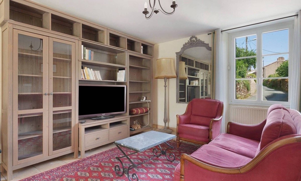 Tiffauges House | Le Logis des Douves – Gîte “Le Teiphalien” with Private Terrace, Garden & Wi-Fi