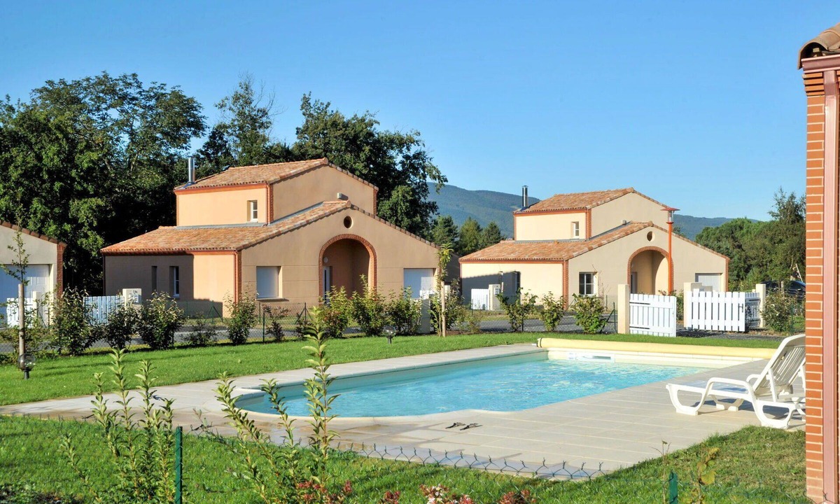 Pont-de-Larn House | Lovely apartment in villa for 8 guests with private pool, TV, terrace and pets allowed