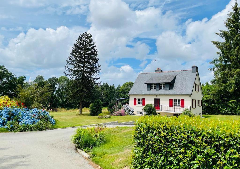 Plouguernevel House | Maison au calme grand jardin privé aire de jeux Lac de Guerledan