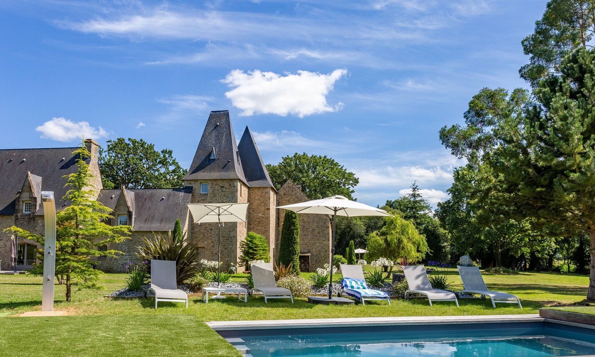 Combourg House | Manoir de Pléac - Gîte Le Chêne with heated swimming pool.