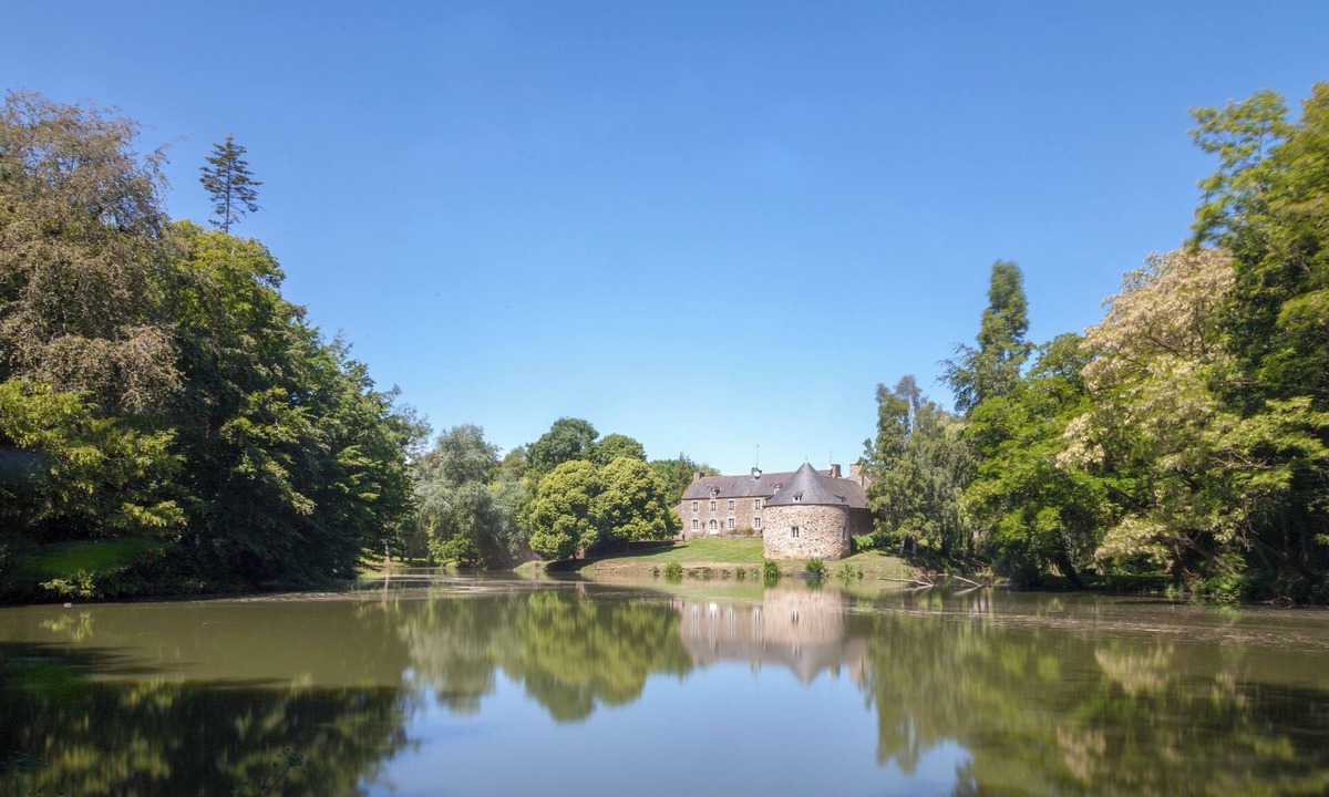 Pluduno House | Manoir historique domaine & étang calme absolu