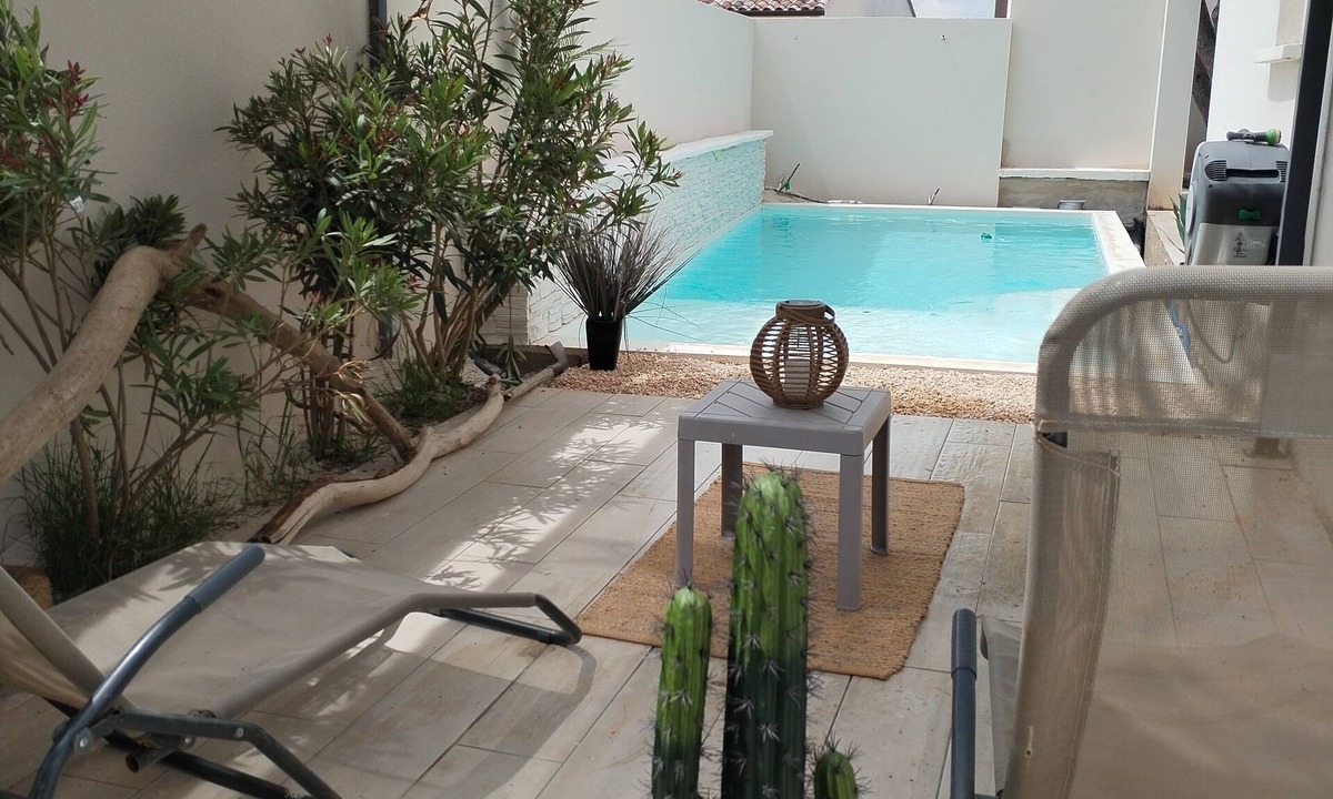 Pont-Saint-Esprit House | New villa with A/C, heated pool & private garden near Pont-Saint-Esprit