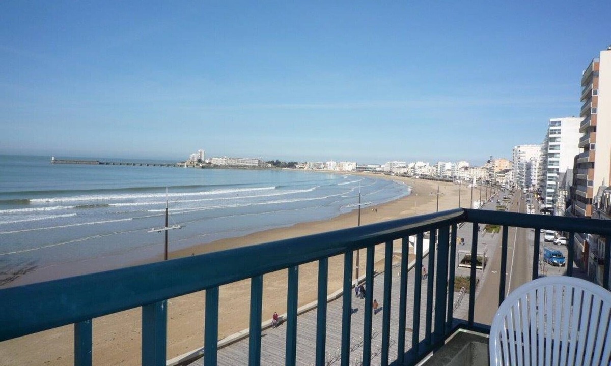 Les Sables d'Olonne Apartment | Oceanfront Studio with Balcony in Central Les Sables-d'Olonne