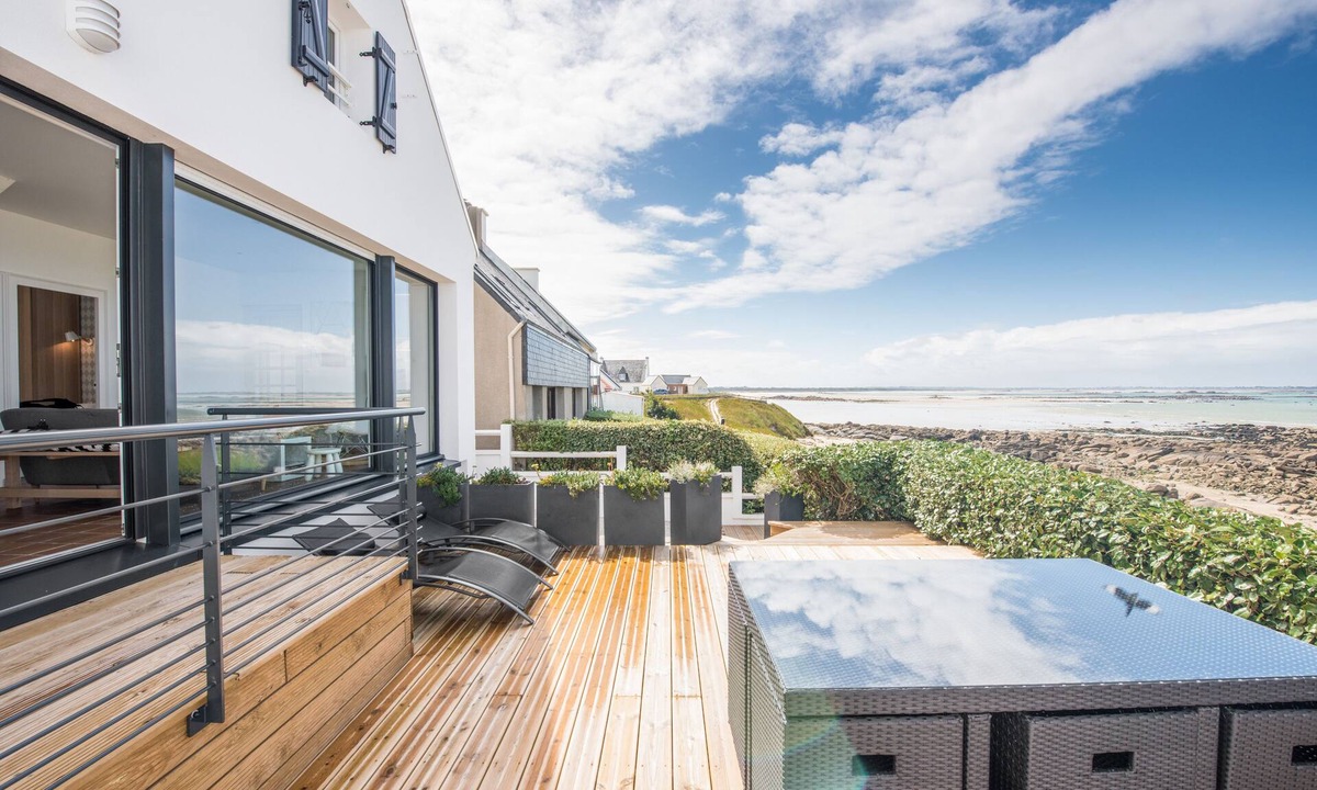 Plouescat House | One-on-one with the deep blue sea, direct access to the beach from the terrace❤️