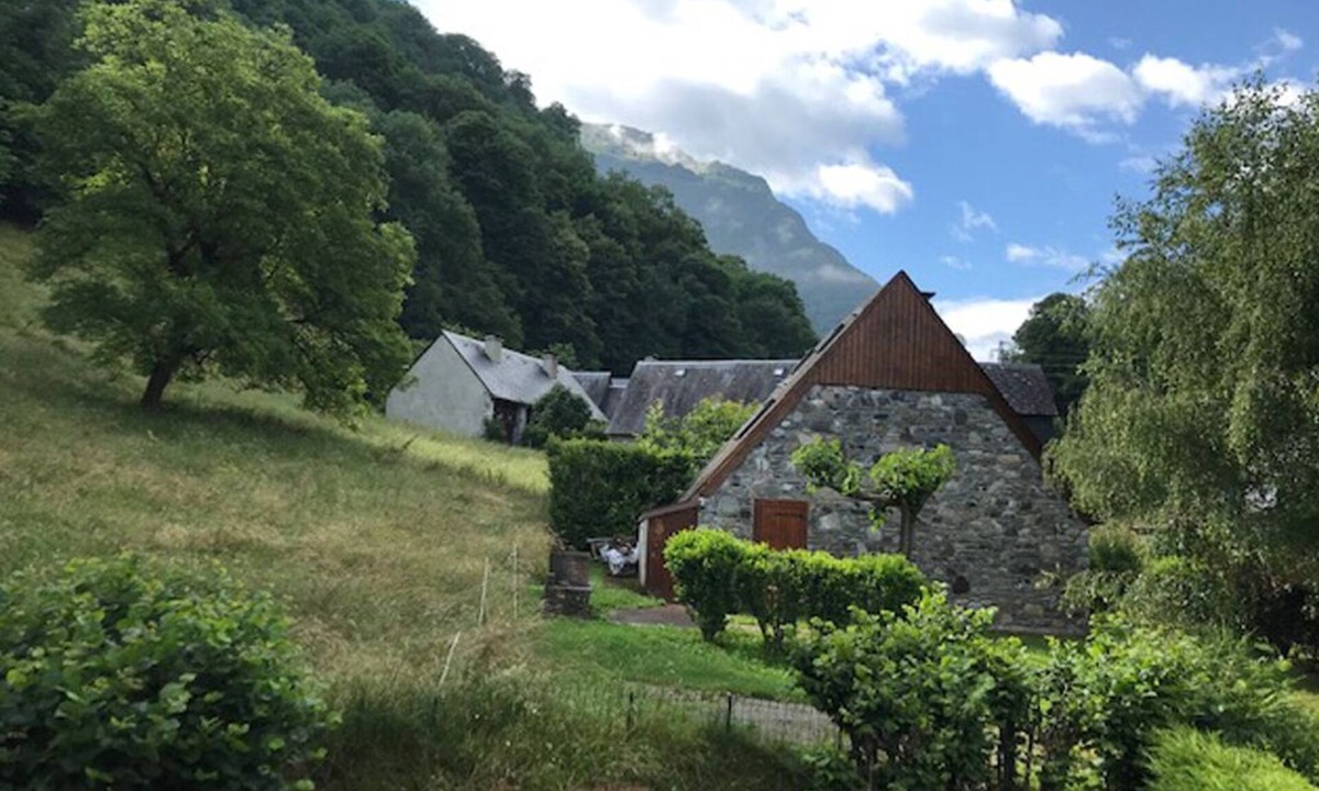 Luz-Saint-Sauveur House | Pretty Chalet with garden