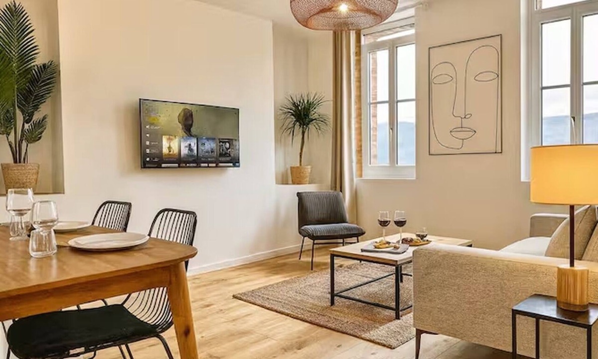 Henriville House | Résidence Lemer in the heart of Amiens Sud. Sleeps 10, ideal for families.
