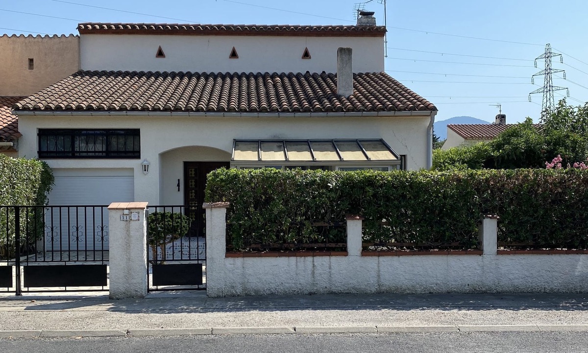 Saint-Genis Villa | Spacious, well appointed village villa, with private pool - 5 km to Beach