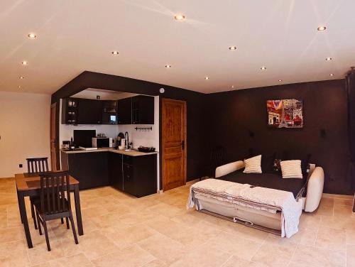 Les Pennes-Mirabeau Apartment | Studio neuf avec accès piscine, terrasse, parking - proche Marseille et aéroport