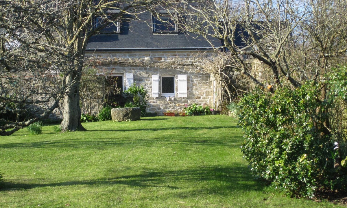 Primelin House | Typical Pointe du Raz house, large quiet garden, close to the sea and the GR 34.
