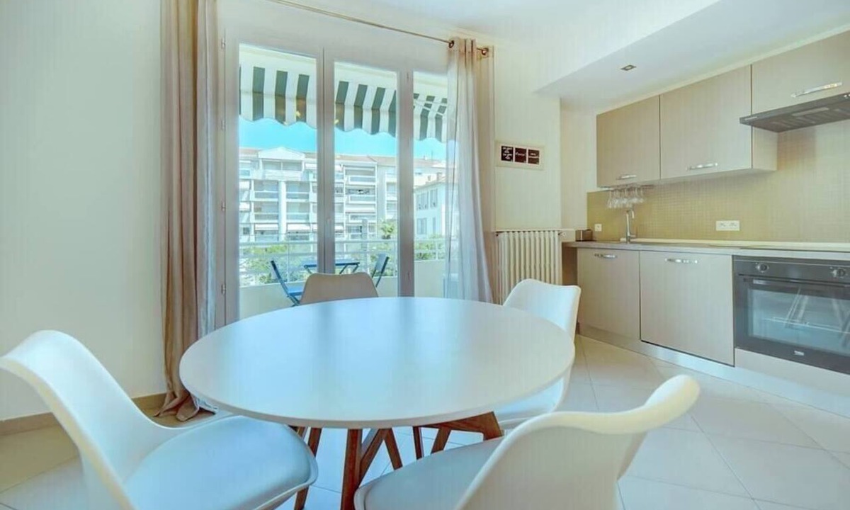Carnot Apartment | Upstays Terrace Carnot Center 60m2 Apartment