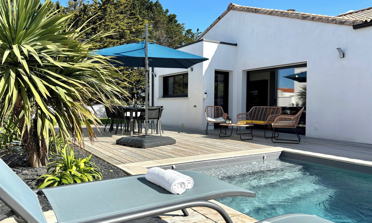 Bretignolles-sur-Mer Villa | Villa Rosemonde: Beach 700m, Heated Pool, Boules Pitch, Garden, Sleeps 8