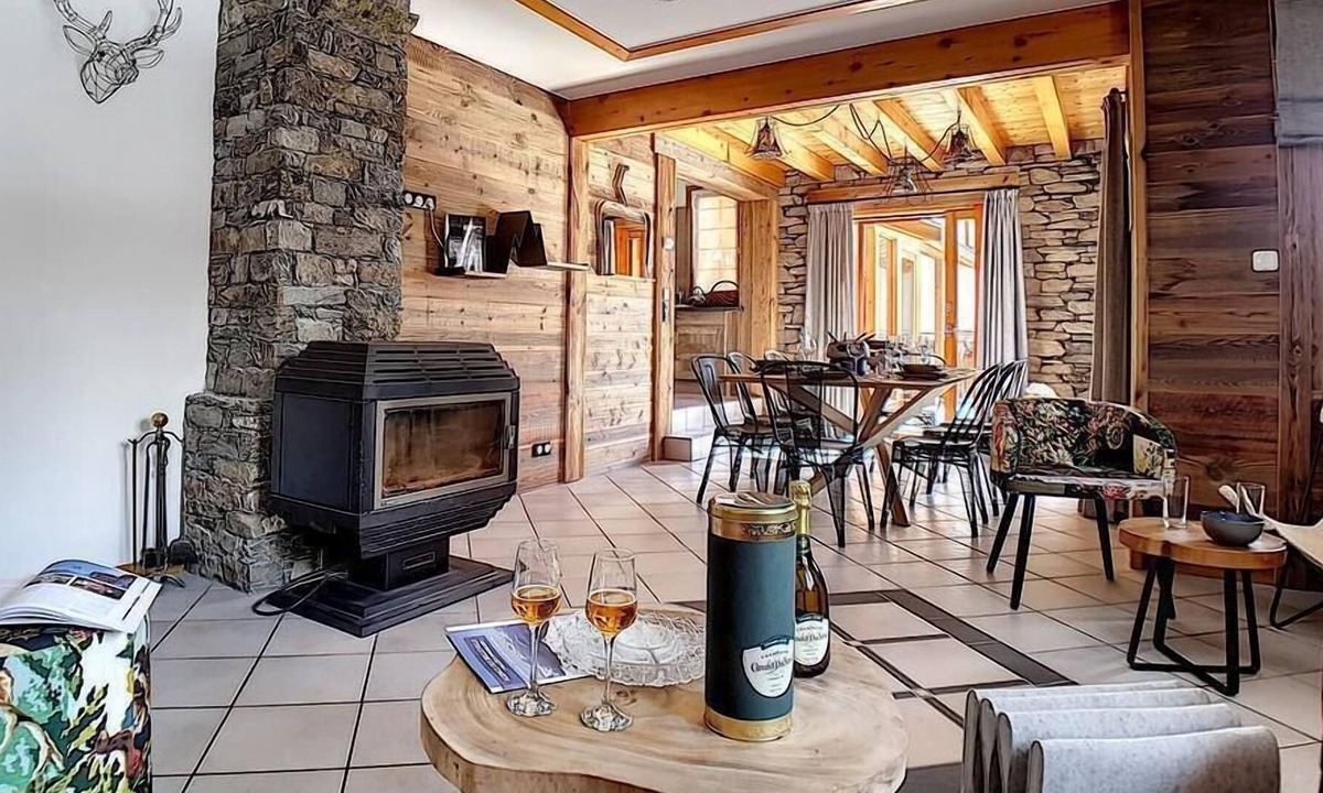 Saint-Marcel Apartment | Wifi, view mountain, terrace, fireplace or stove, ski locker, 157m², Saint Martin de Belleville