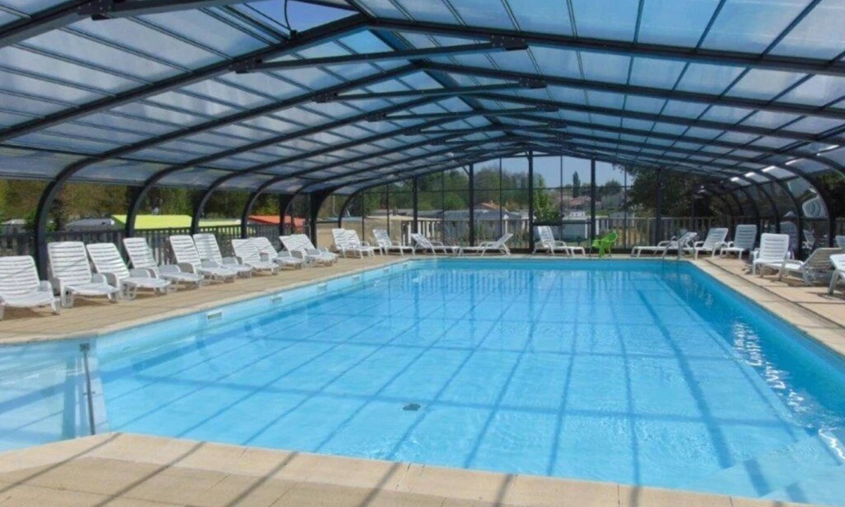 Avrille Cabin | ZEcamping 3 étoiles piscine couverte locatif TV LV 43m2