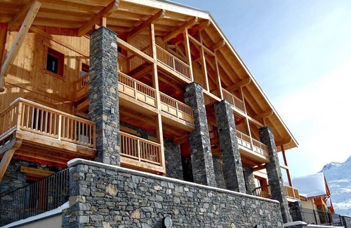Les Bruyeres Apartment | 100m from shops, 1st floor, terrace, balcony, tv, ski locker, 105m², Les Menuires