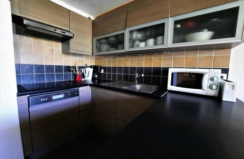 Les Menuires Apartment | 150m from shops, 1st floor, balcony, tv, ski locker, 72m², Les Menuires