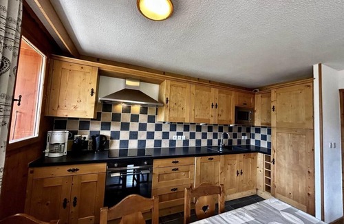 Les Menuires Apartment | 150m from shops, 2nd floor, balcony, tv, ski locker, 63m², Les Menuires