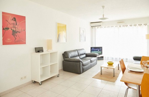Antibes Old Town Apartment | 2-Bedrm Center Old Antibes. AirCon. Top-floor. Terasse. 3 Mins to Beach & Train.