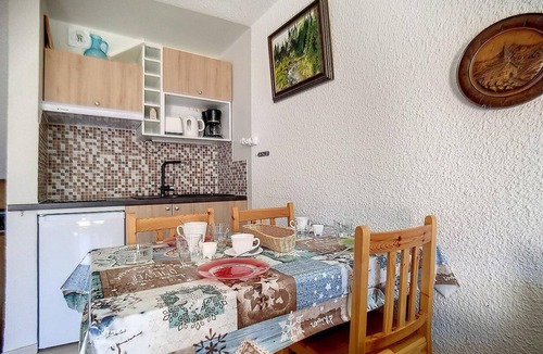Les Menuires Apartment | 200m from resort center, 5th floor, view ski slopes, balcony, tv, ski locker, 26m², Les Menuires