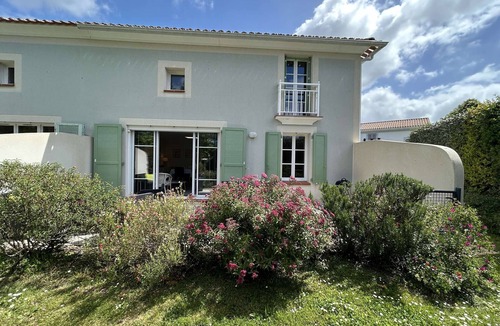 L'Aiguillon-sur-Vie House | 3-bedroom vacation home with heated pool 6 beds