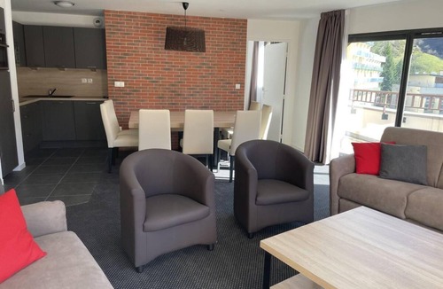Eaux-Bonnes Apartment | 80m from resort center, 5th floor, view mountain, swimming pool, balcony, tv, ski locker, 89m²