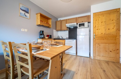 Orcieres-Merlette Apartment | Apartment at the foot of the slopes with a balcony, swimming pool, Wi-Fi and car park