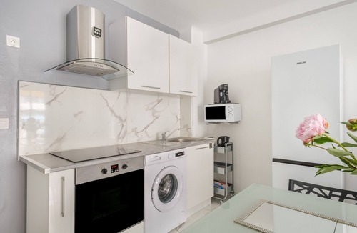 Riou - Petit Juas - Av de Grasse Apartment | Apartment 'Cannoise Escape' with Balcony, Wi-Fi and Air Conditioning